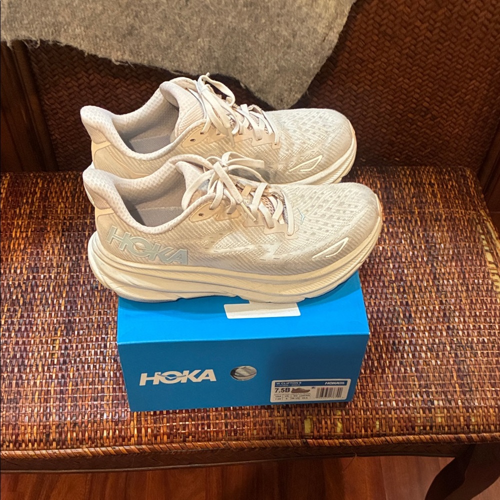 Hoka Cream Athletic Shoes
NO OFFERS